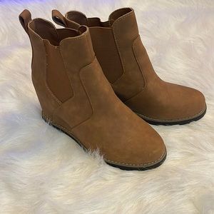 Universal Threads wedges!!